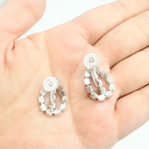 Vintage Clear Crystal Rhinestones Silver Tone Teardrop Screw Back Earrings - Picture 3 of 5